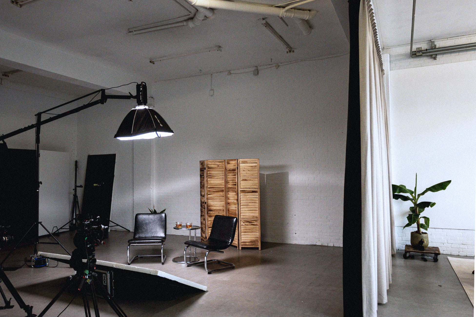 Fotostudio Amsterdam. Onze stijlvolle interieur kunnen je op weg helpen met je fotoshoot. Ook zijn er studiolampen en backdrop aanwezig.